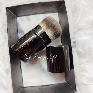 Hourglass retractable powder / foundation brush
